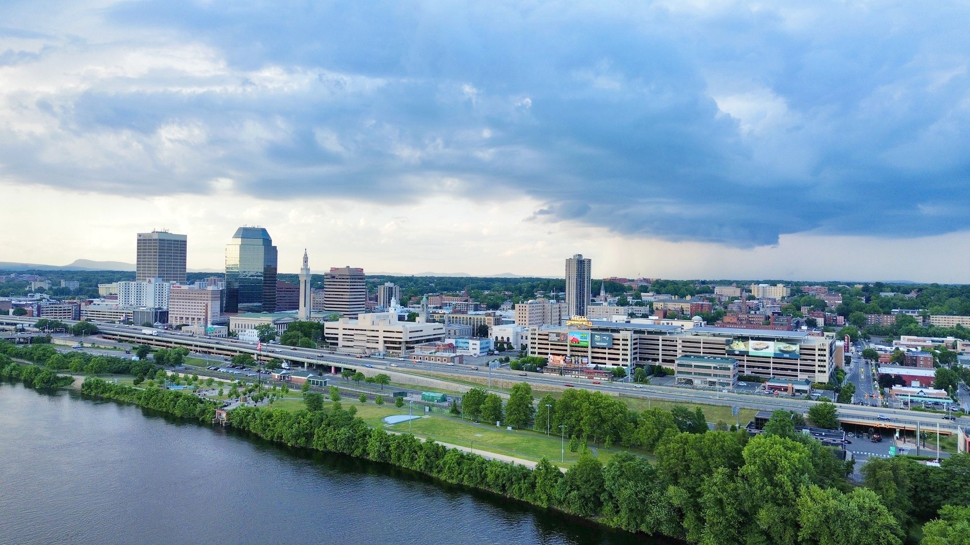 El horizonte del centro de Springfield junto al r&iacute;o Connecticut